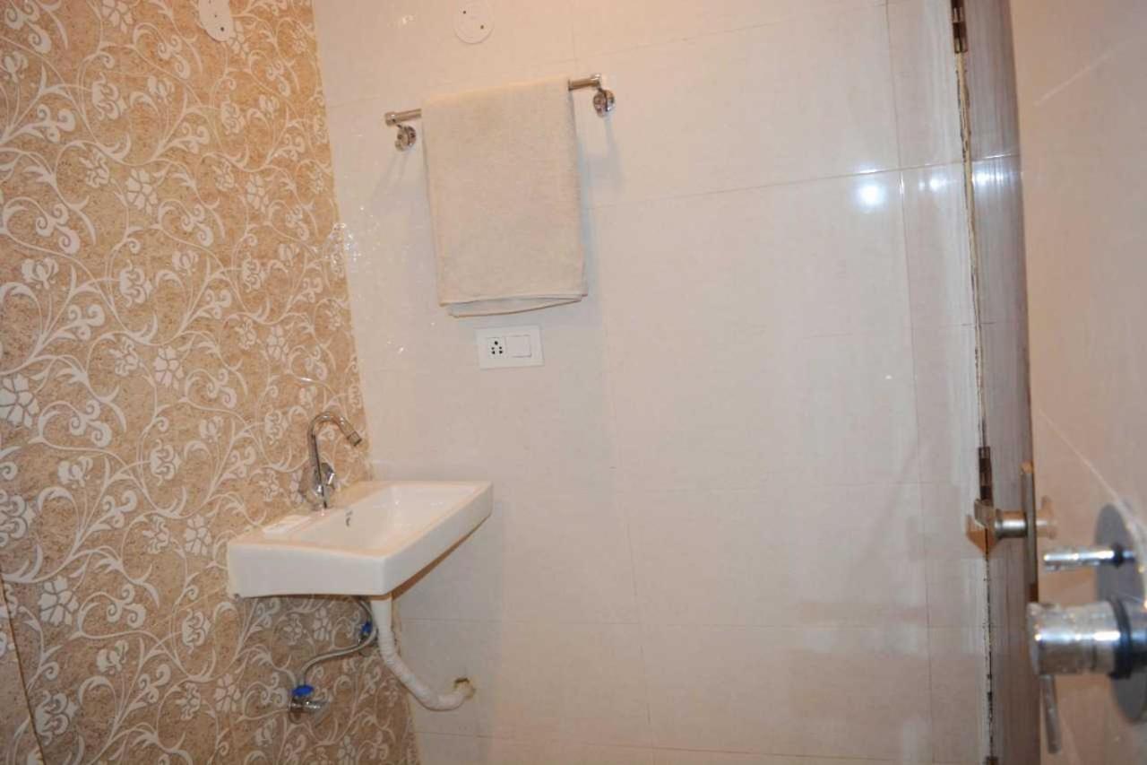 Hotel O Alpha Stay Ню Делхи Екстериор снимка
